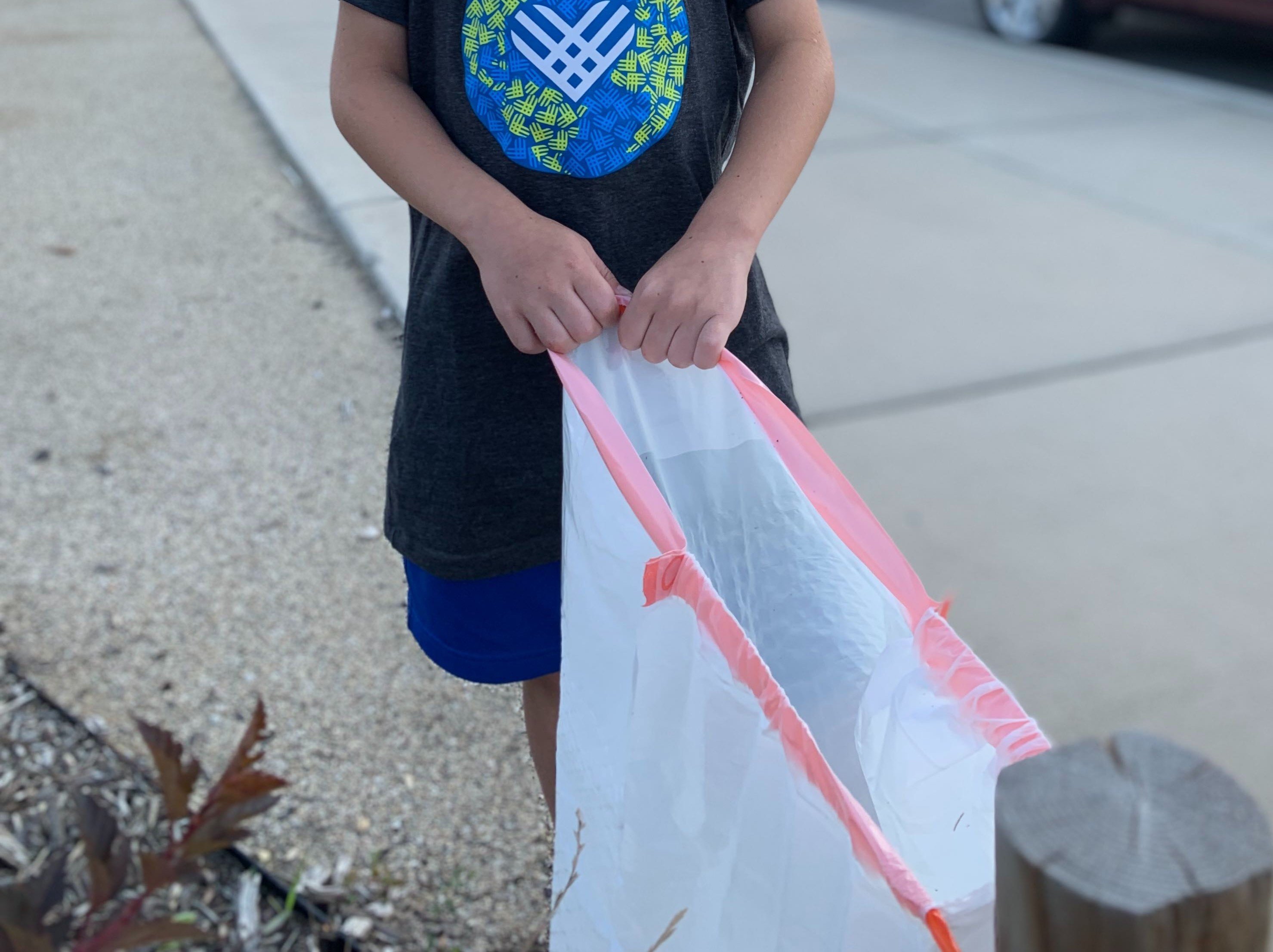 Niño sosteniendo una bolsa. | Foto: Pexels