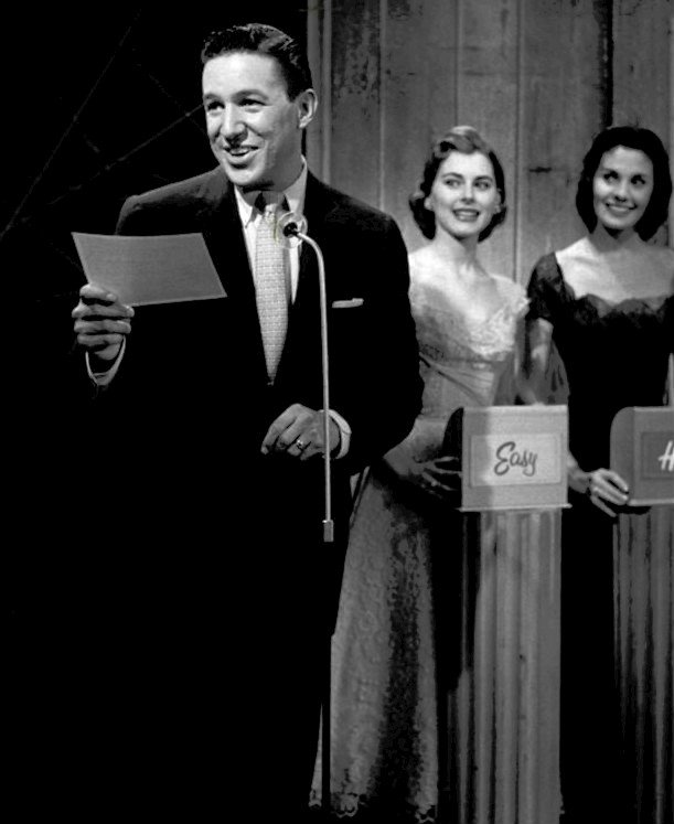 Mike Wallace, Sue Oakland and Mary Gardiner on "The Big Surprise" circa 1956 | Photo: Wikimedia Commons Images