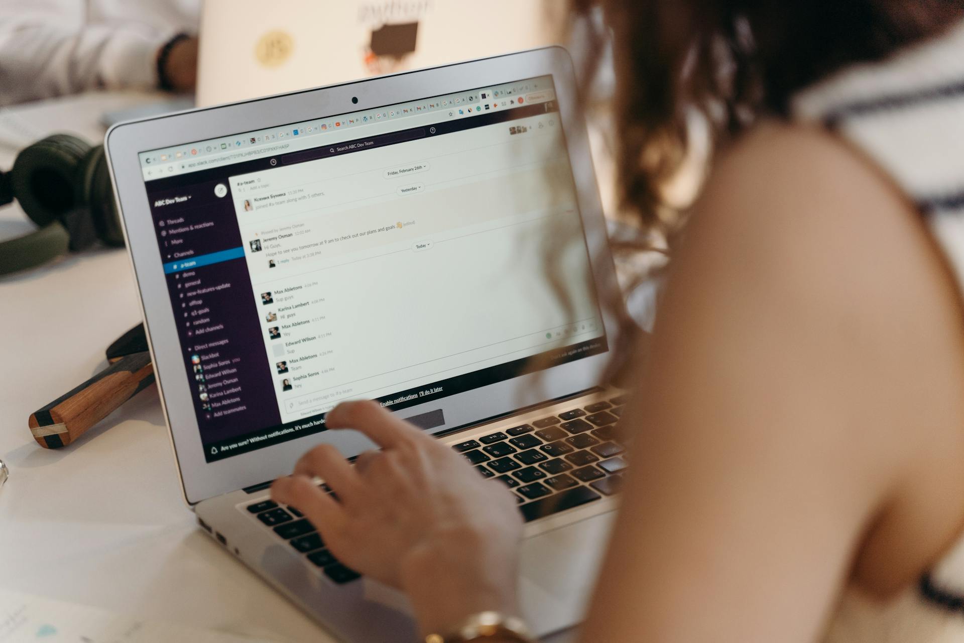 A woman working on her laptop | Source: Pexels