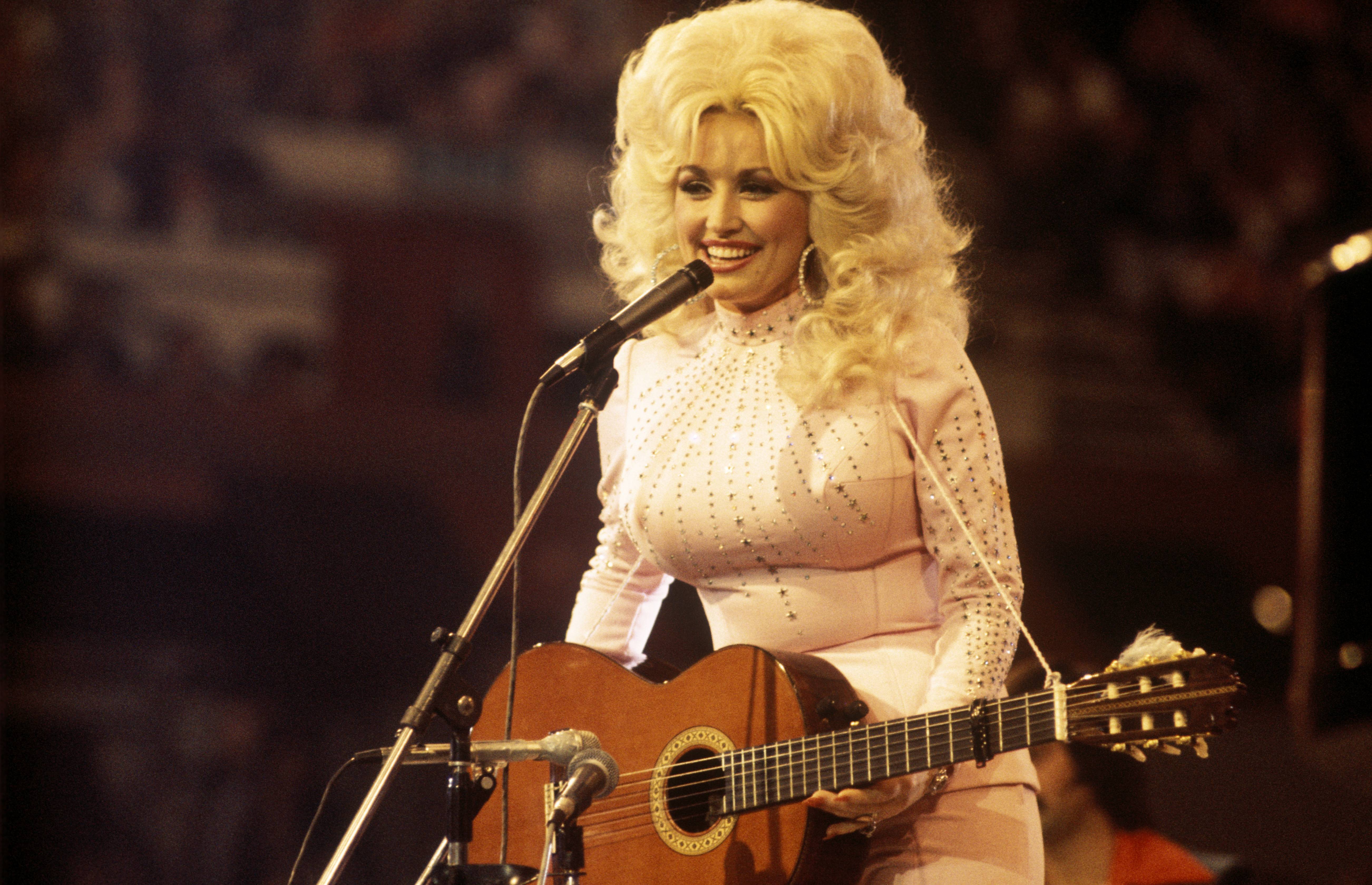 Dolly Parton performing in the United Kingdom in 1976. | Source: Getty Images 