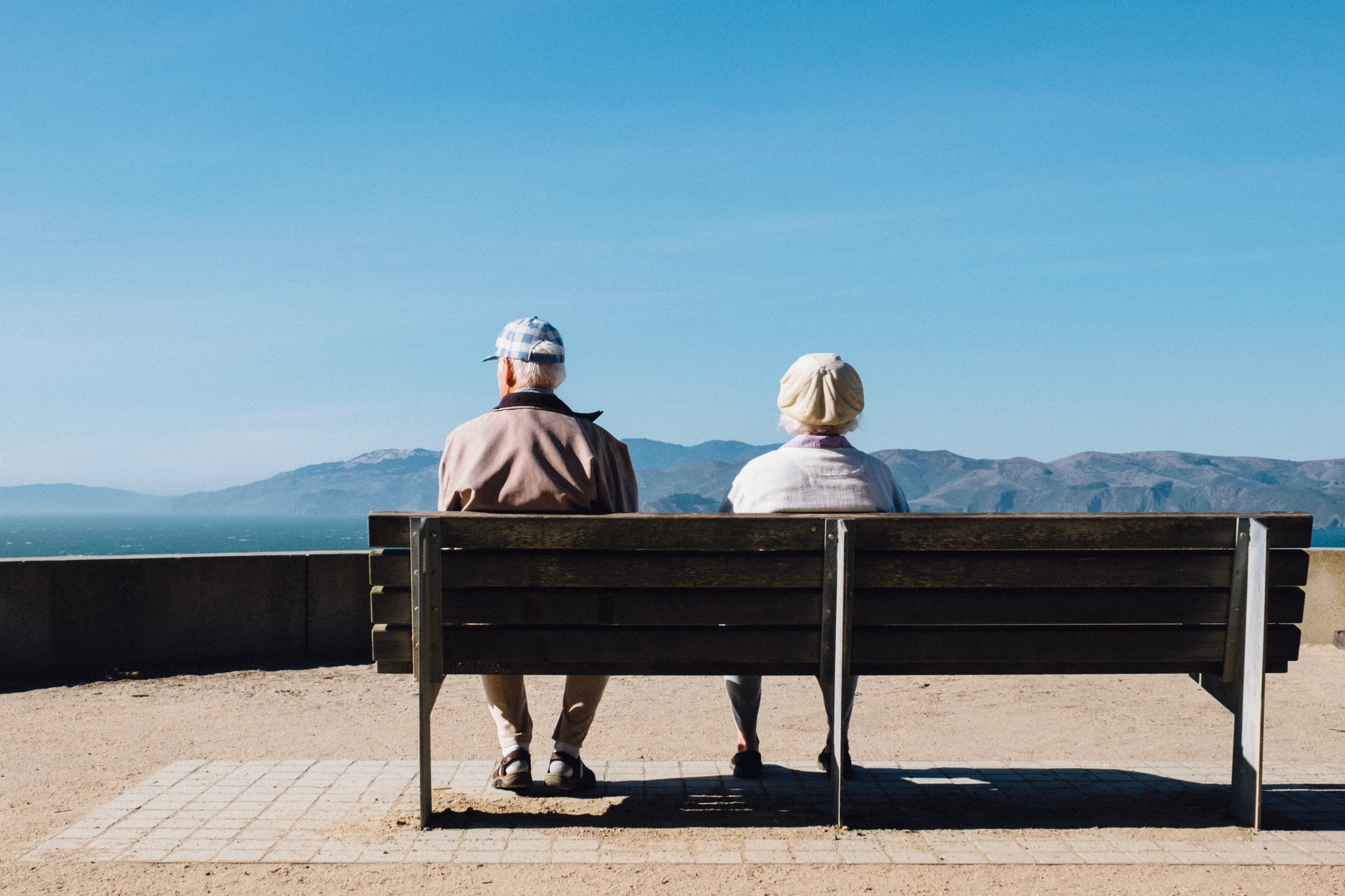 An old couple sitting on a bench. | Source: Unsplash