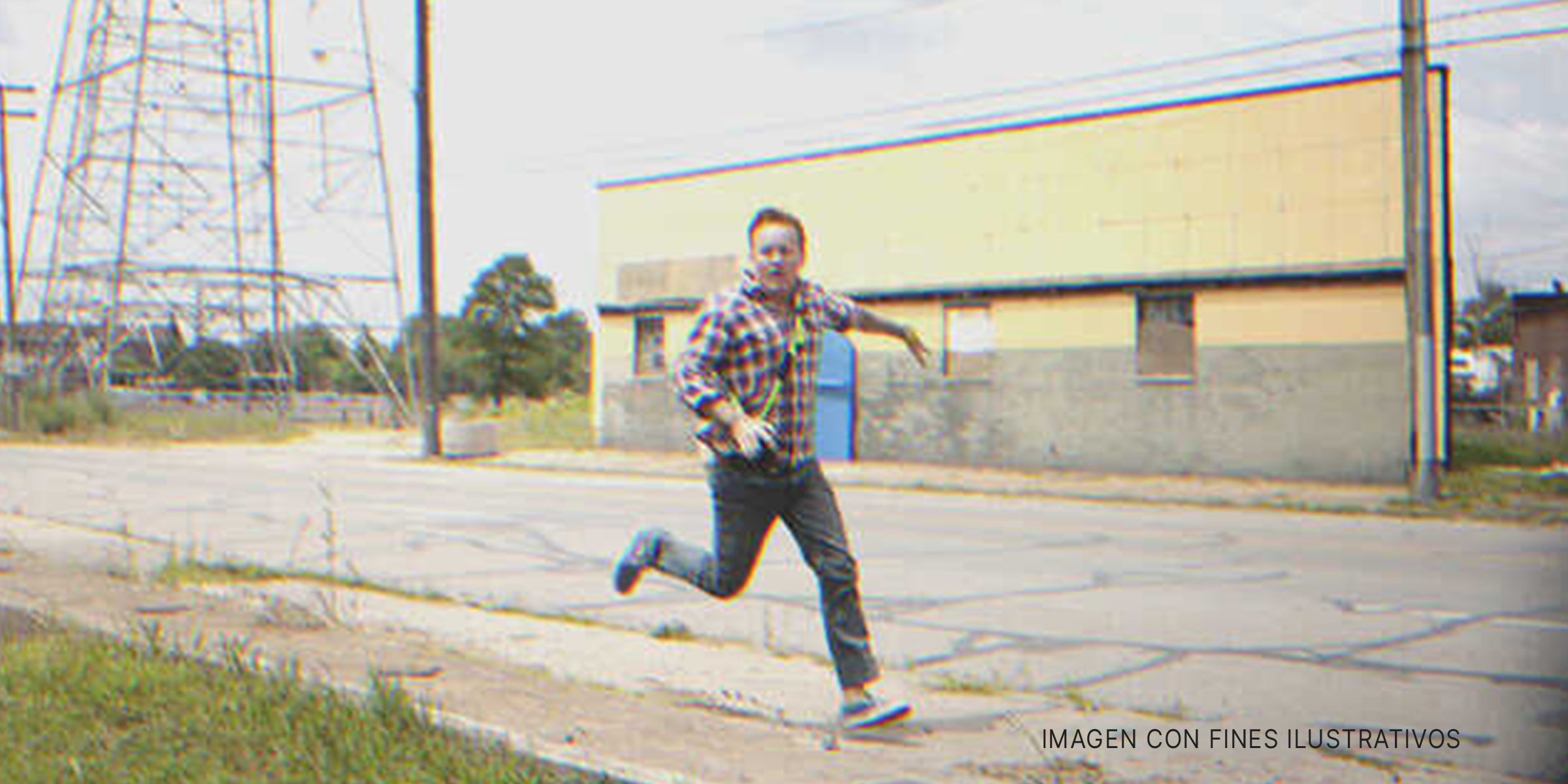 Hombre aterrorizado corriendo por la calle | Foto: Getty Images