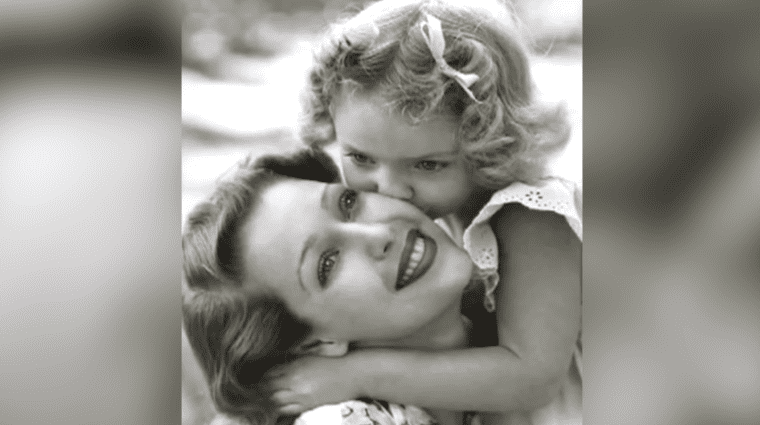 Loretta Young and her daughter Judy Lewis | Photo: YouTube/Facts Verse
