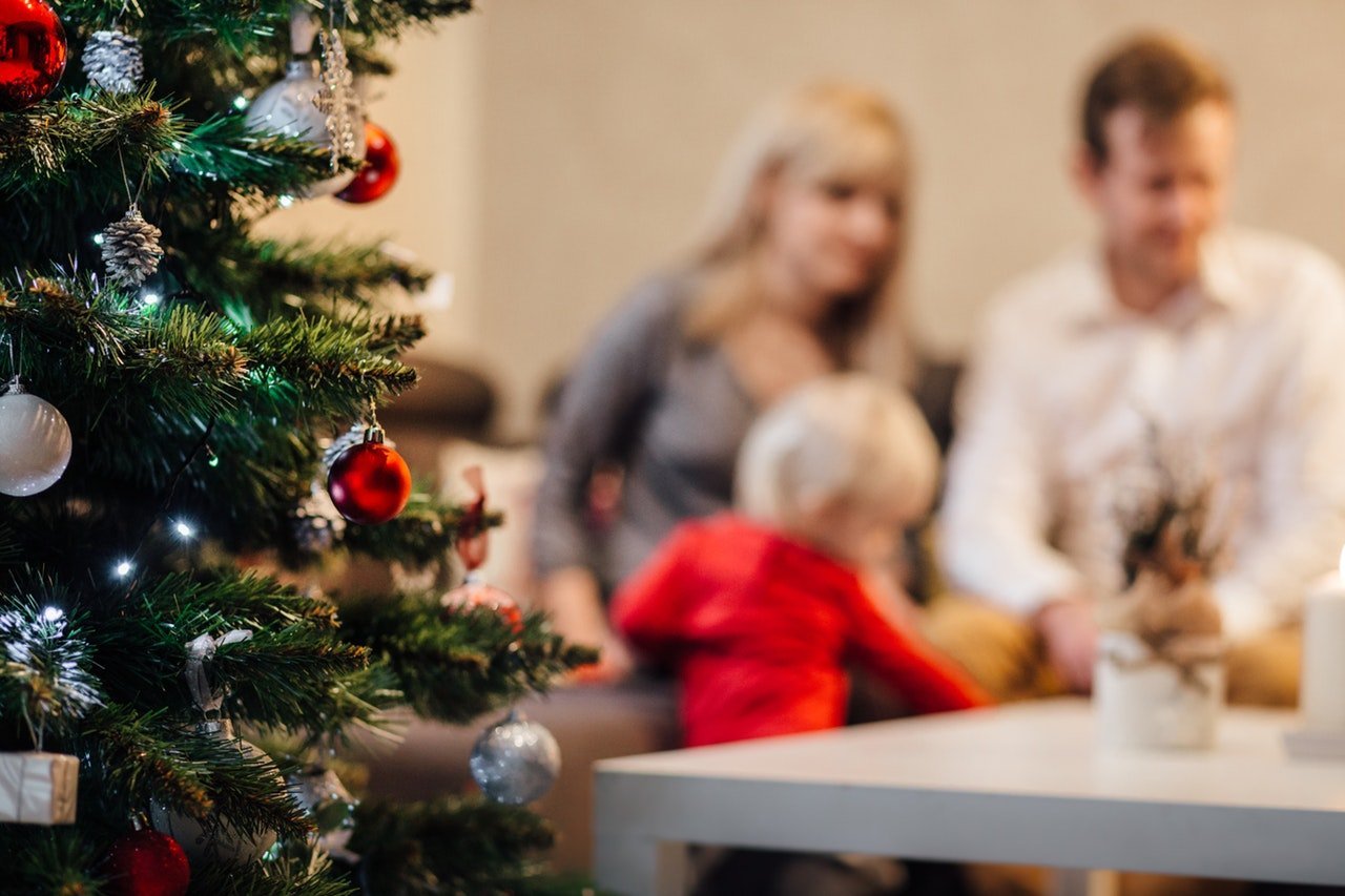 A family at Christmas | Photo: Pexels