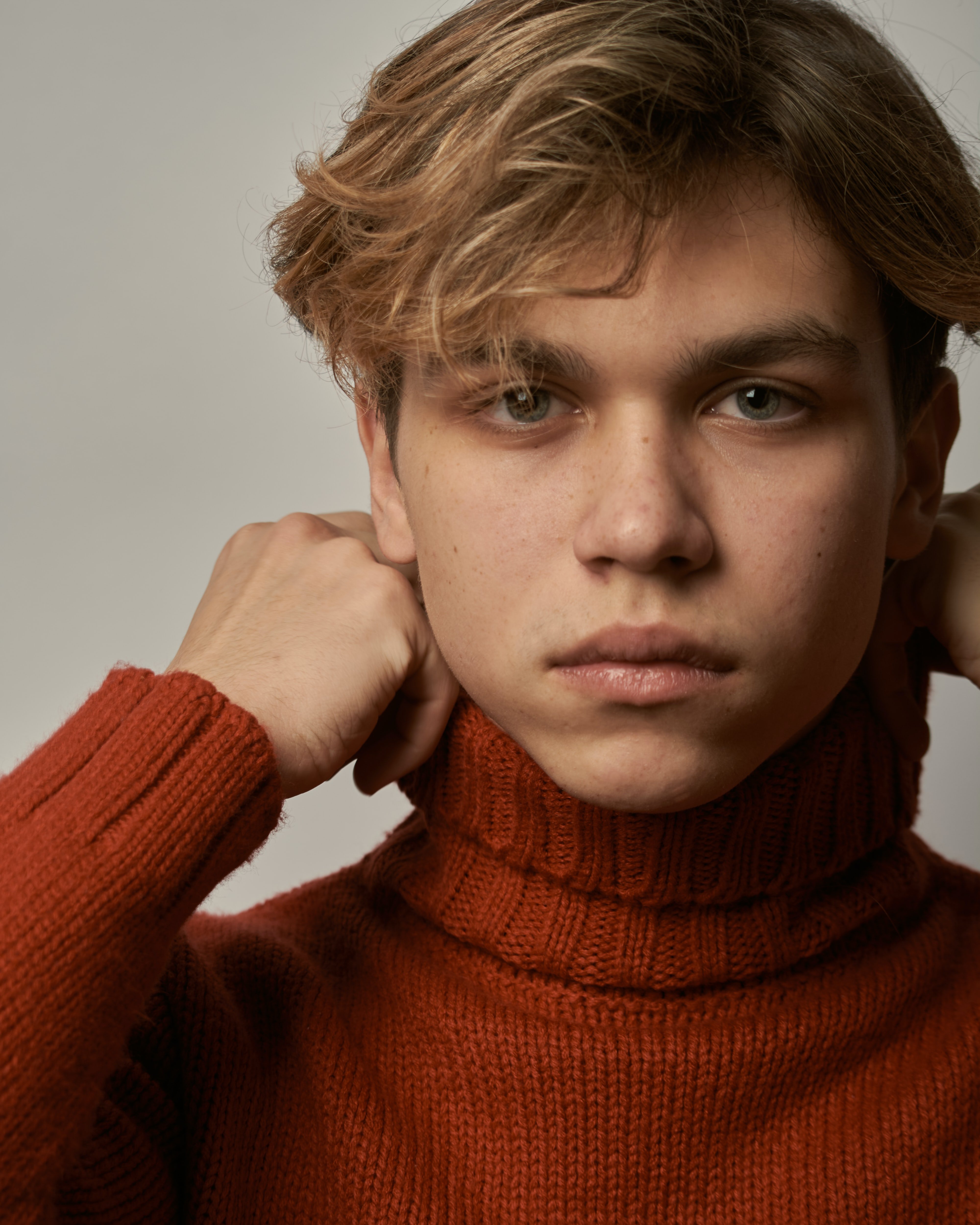 Teen boy wearing a turtleneck sweater | Source: Unsplash /  Daniil Onischenko
