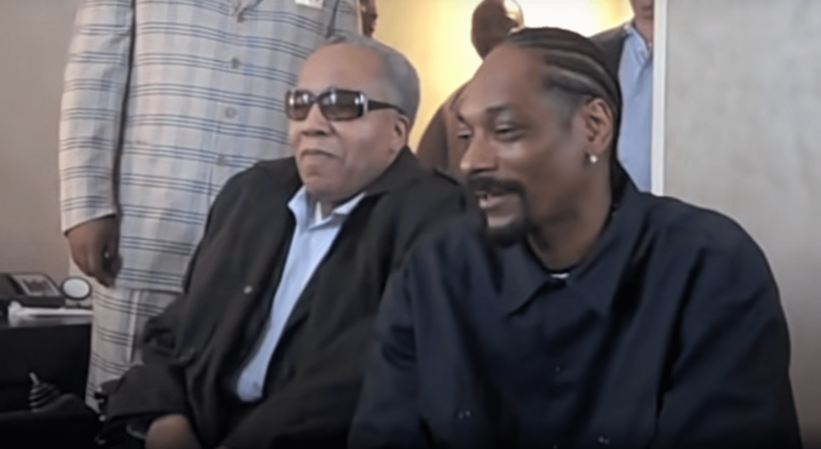 Snoop Dogg talks with Frank Lucas in 2010. | Source: Youtube/SnoopDoggTV