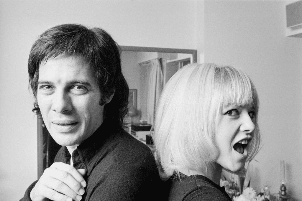 L'humoriste et acteur français Guy Bedos et sa femme, l'actrice Sophie Daumier. | Photo : Getty Images L'humoriste et acteur français Guy Bedos et sa femme, l'actrice Sophie Daumier. | Photo : Getty Images