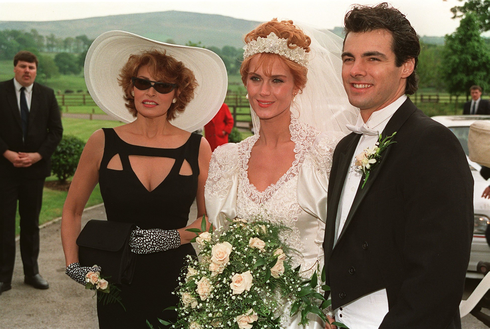 Rebecca Trueman and her husband Damon, at their wedding with his mother Raquel Welch on June 5, 1991. | Source: Getty Images