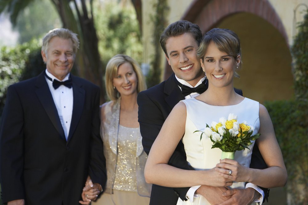 Braut, Bräutigam und die Eltern. | Quelle: Shutterstock