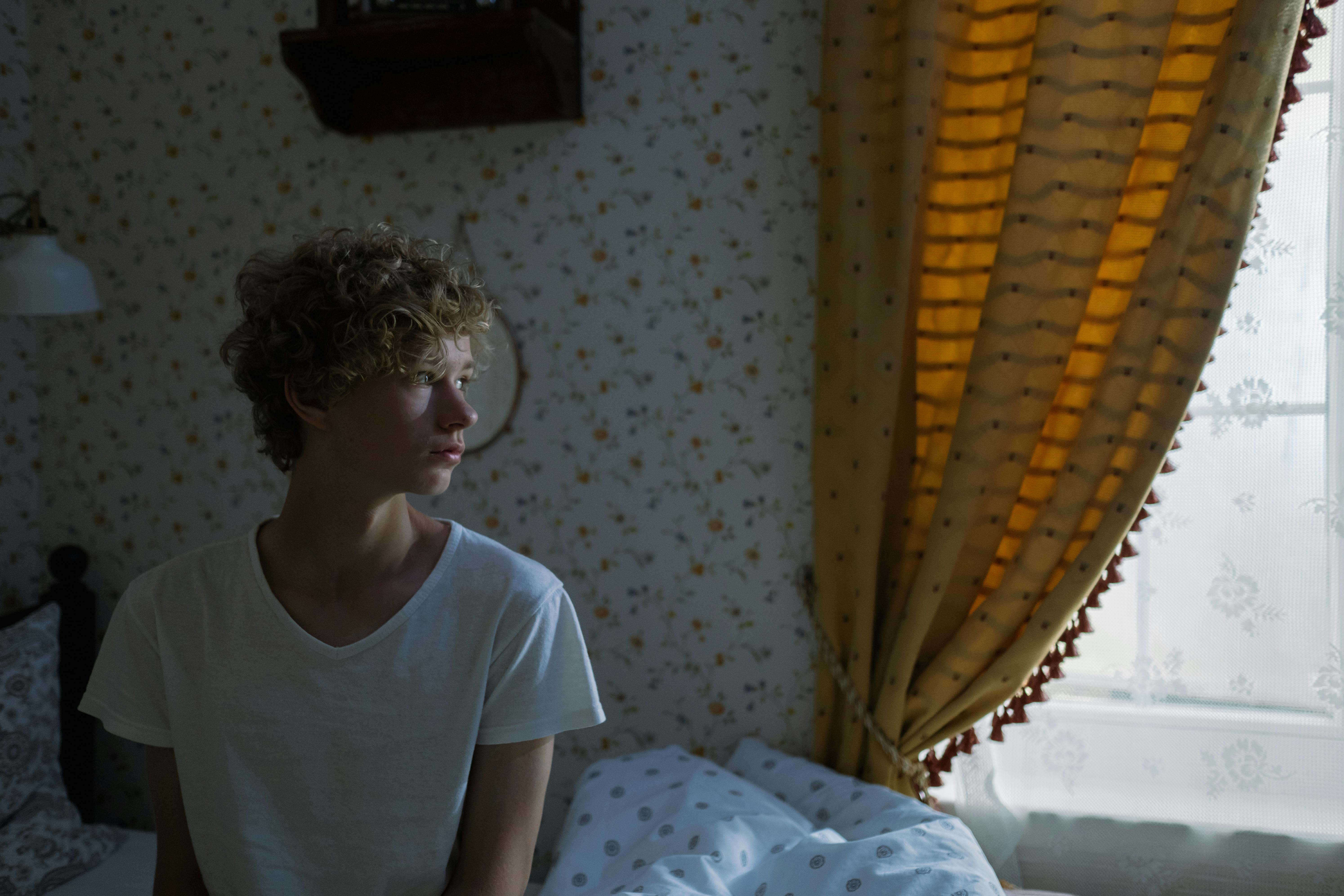 A teen boy in his room | Source: Pexels