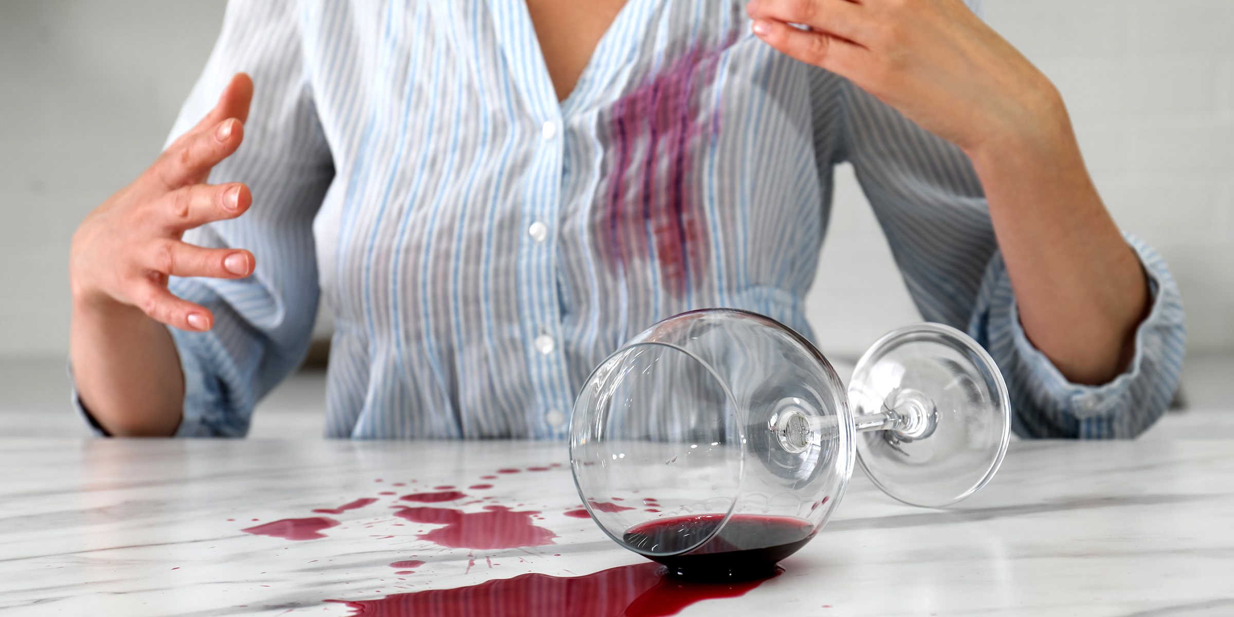Man spills wine on his mom's dress during his brother's wedding. | Source: Shutterstock