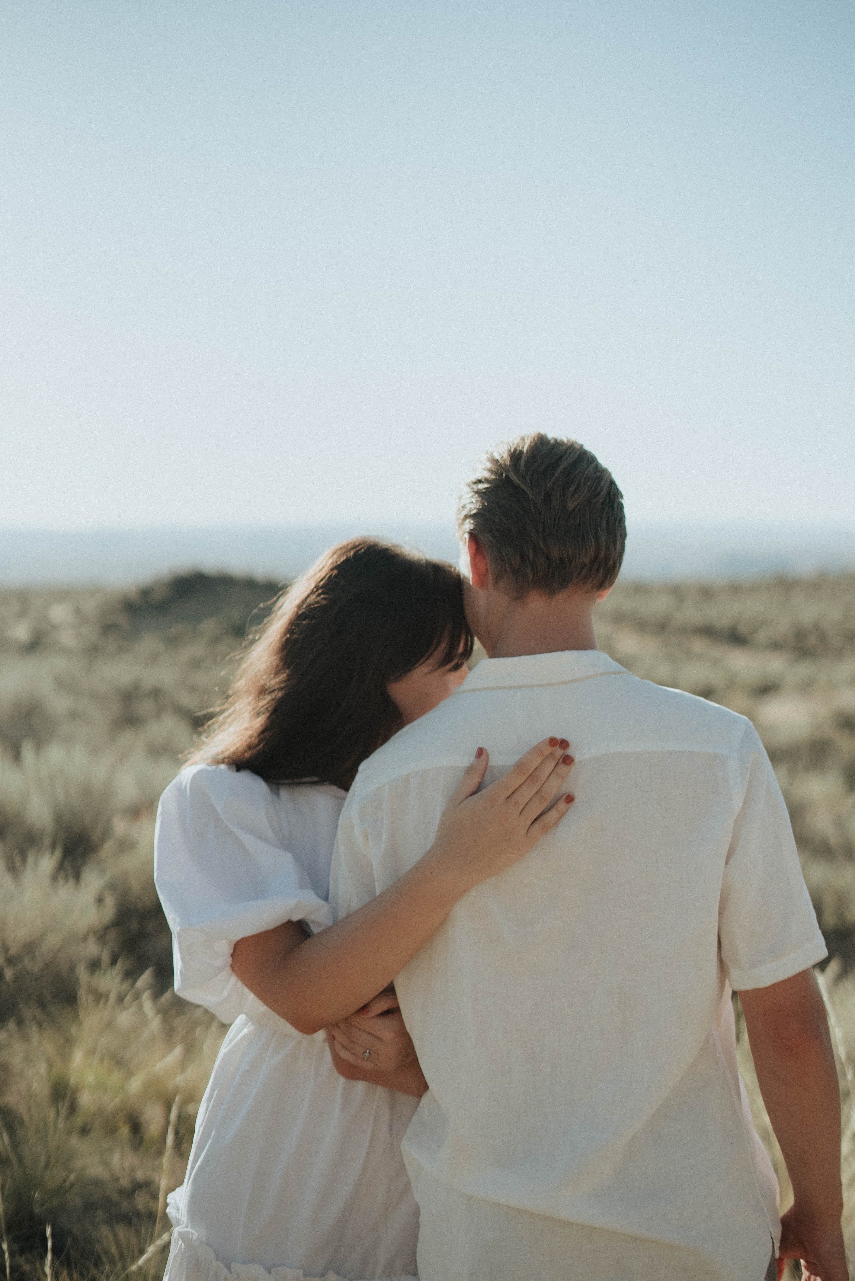 Un couple avec des vêtements entièrement blancs. | Photo : Pexels