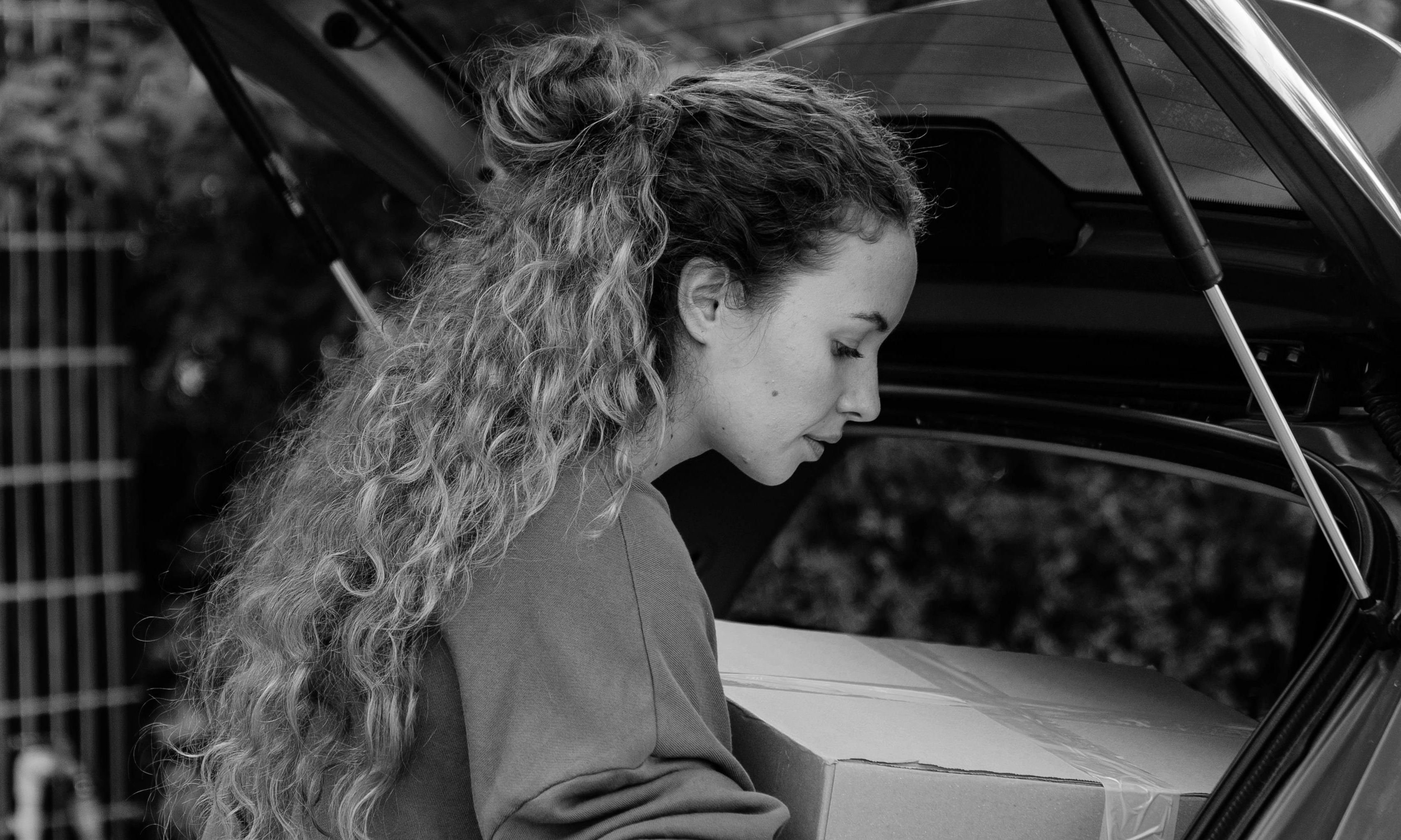 Sarah unloading her goods from Mark's car at home | Source: Pexels