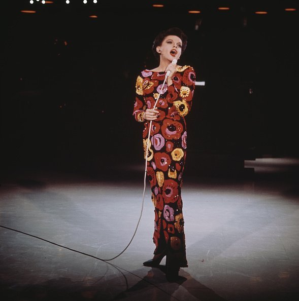 American singer and actress Judy Garland (1922 - 1969) on stage, circa 1960 | Photo: Getty Images