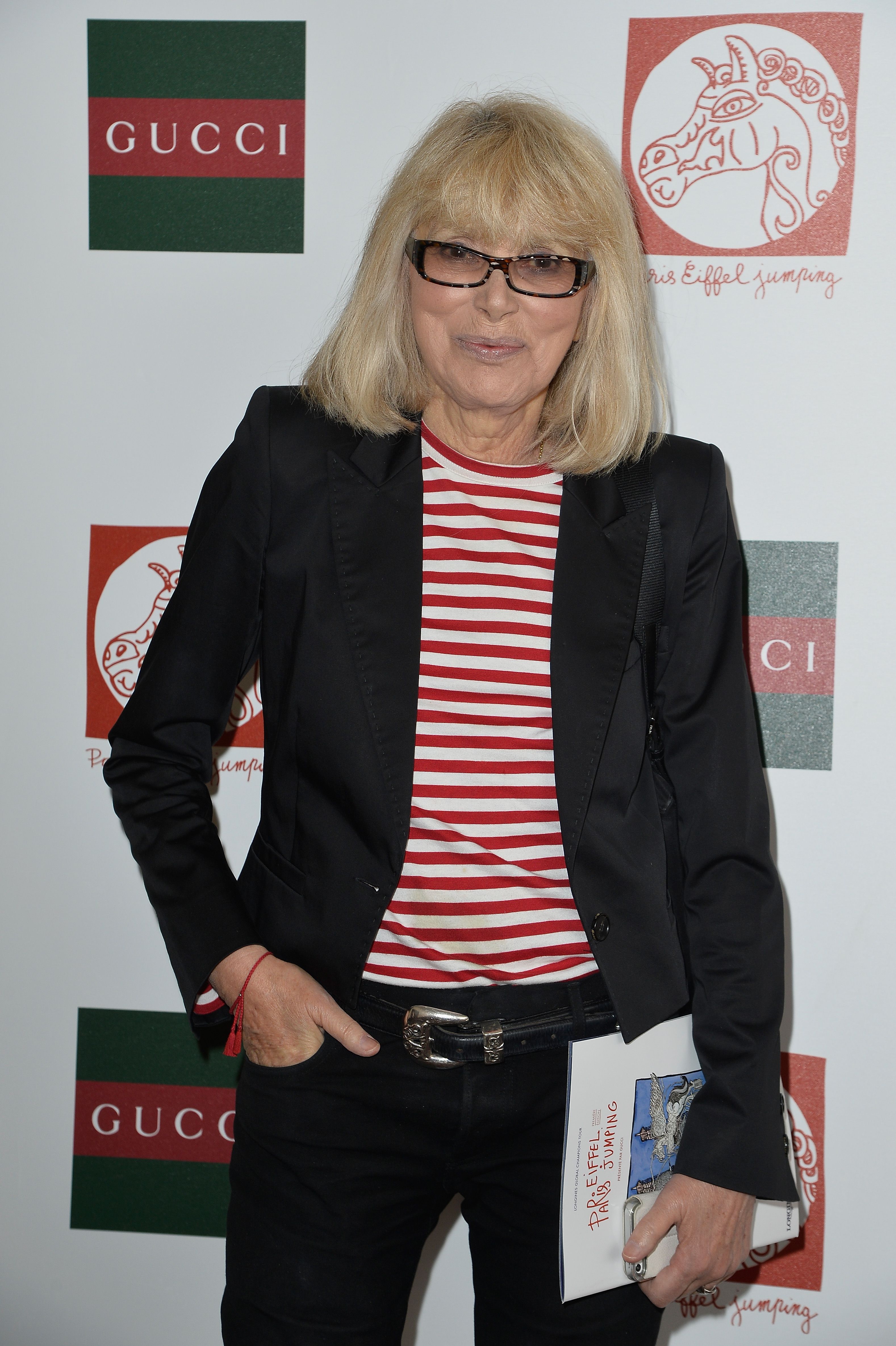 Mireille Darc assiste au Paris Eiffel Jumping présenté par Gucci au Champ-de-Mars le 4 juillet 2014 à Paris, France. | Photo : Getty Images