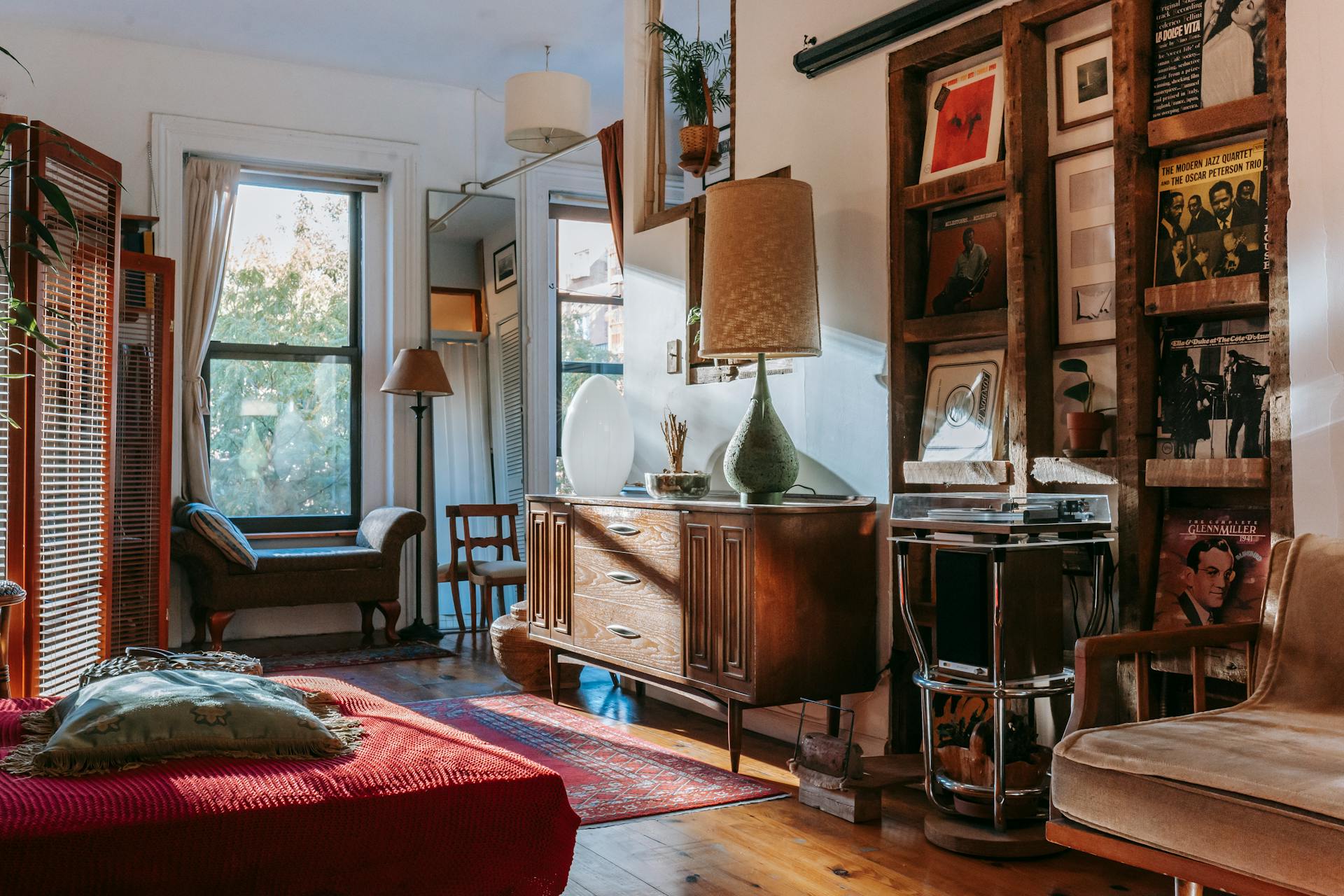 Interior of a house decorated with various knick knacks | Source: Pexels