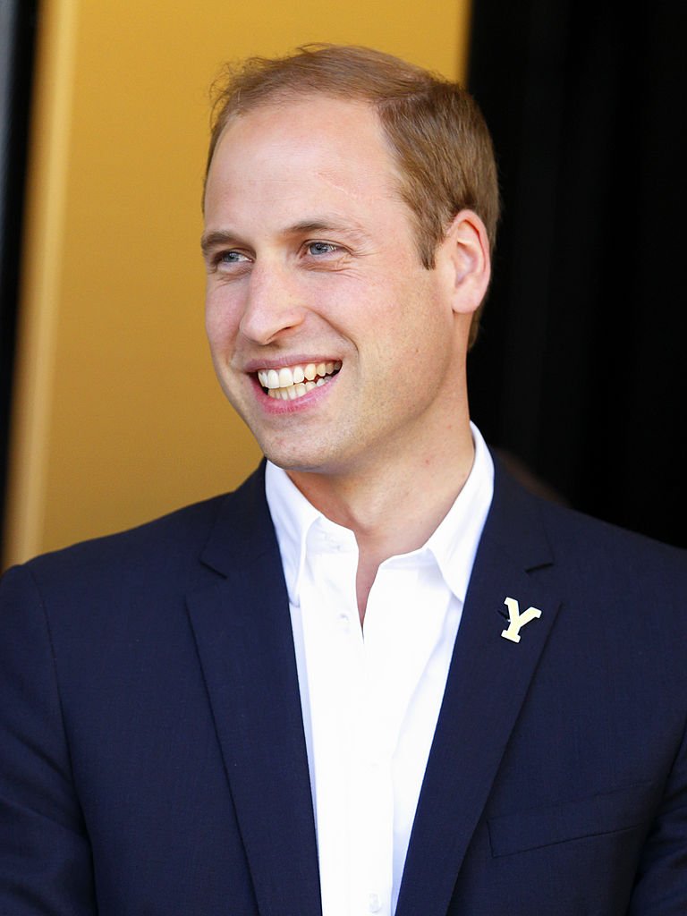 Prinz William, Herzog von Cambridge, steht am Ende der ersten Etappe der Tour de France am 5. Juli 2014 in Harrogate, England. | Quelle: Getty Images