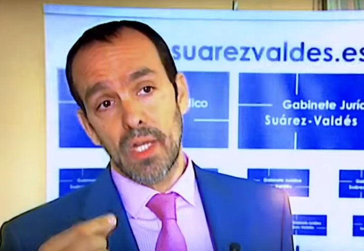 El abogado Antonio Suárez-Valdés declara a la prensa sobre casos de acoso en el ejército en el año 2015. | Foto: YouTube/Gabinete Jurídico Suárez-Valdés