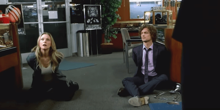Reid und J.J. als Geiseln auf dem Boden - Quelle: YouTube/ televisionpromosdb