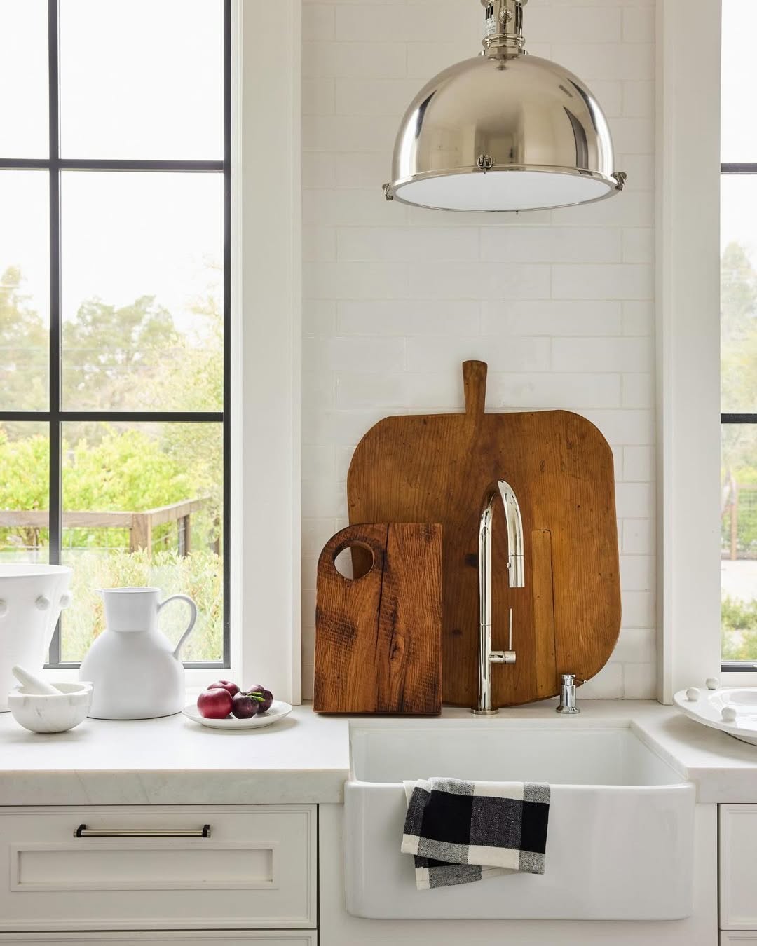 Kitchen sink area with cutting boards and vintage-inspired fixtures inside Diane Keaton’s Sullivan Canyon home, dated August 15, 2024 | Source: Instagram/hudsongracesf