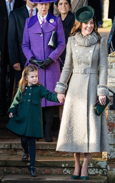 Catherine, la duchesse de Cambridge et la princesse Charlotte de Cambridge assistent au service religieux du jour de Noël à l'église St Mary Magdalene sur le domaine de Sandringham | Photo: Getty Images