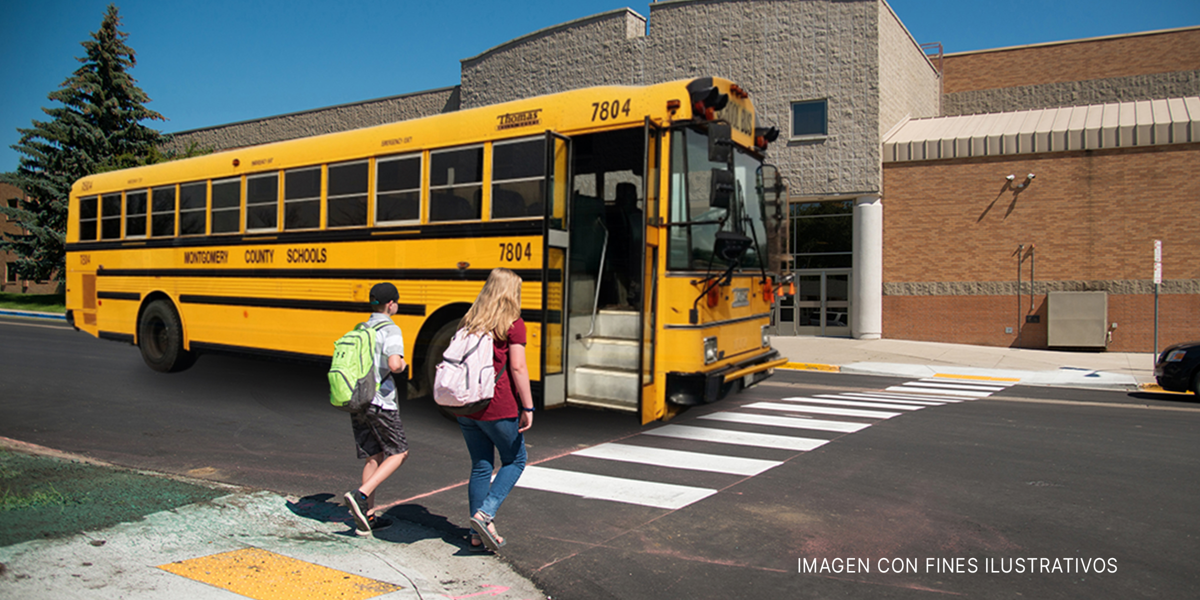 Niños cruzan la via hacia el autobús escolar | Foto: Flickr.com/SchuminWeb (CC BY-SA 2.0) | Flickr.com/NDDOT Photos (Public Domain)