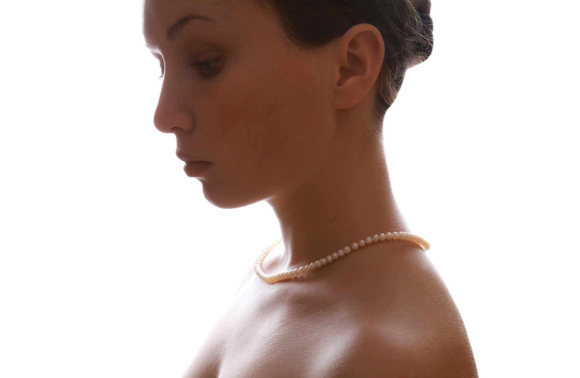 Modelo con collar de perlas. | Foto: Pixabay