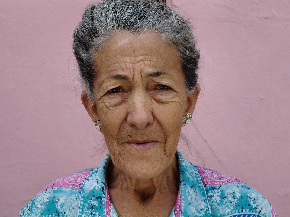 An upclose portrait of an elderly woman. | Photo: Pixabay