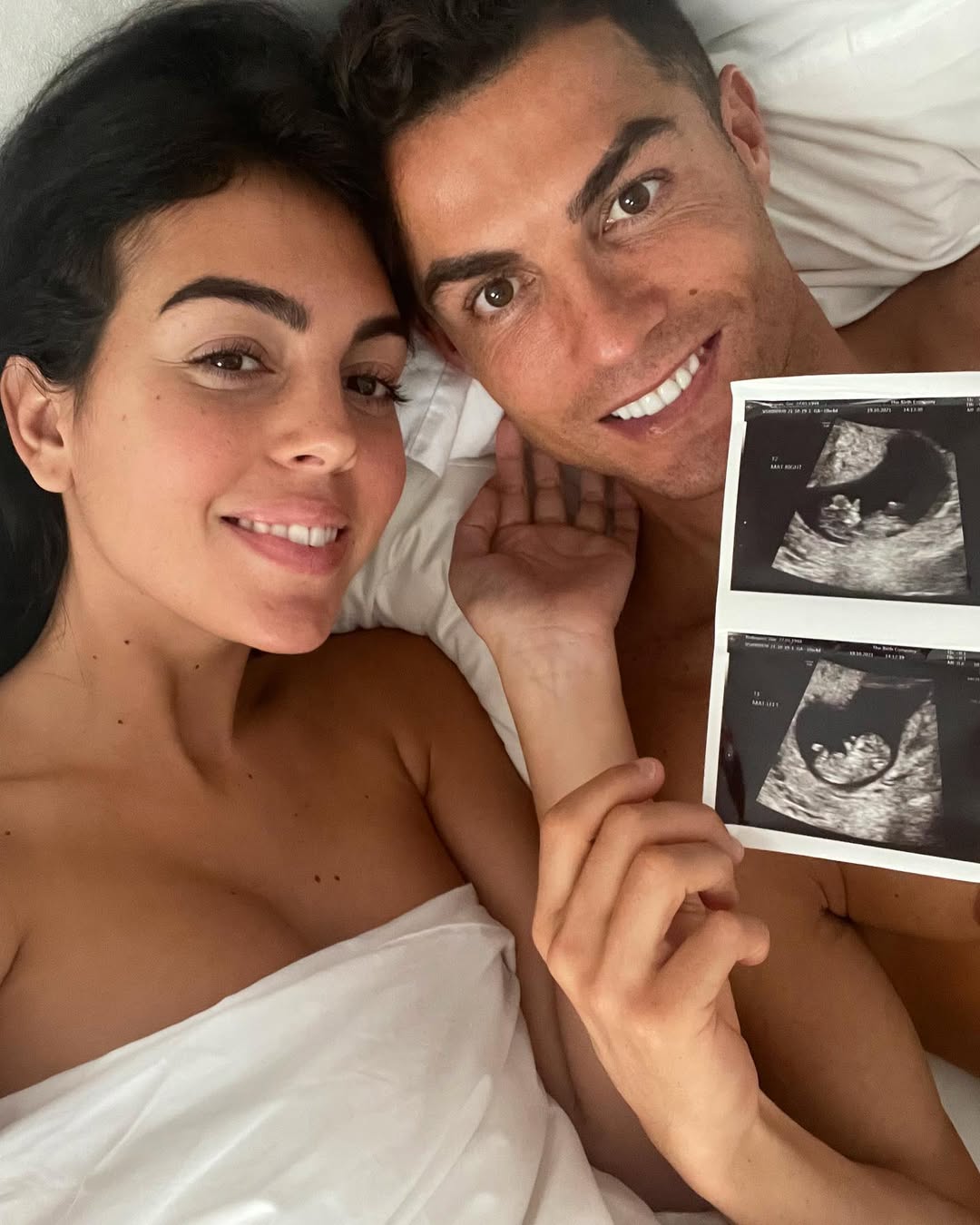 Georgina Rodríguez and Cristiano Ronaldo posing with a sonogram, dated October 2021 | Source: Instagram/cristiano