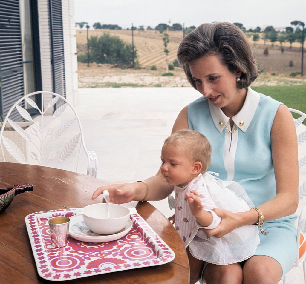 La Infanta Pilar, hermana del rey Juan Carlos de Borbón, junto a su primera hija Simoneta, en su casa en Somosaguas, 1968, Madrid, España. | Foto: Getty Images