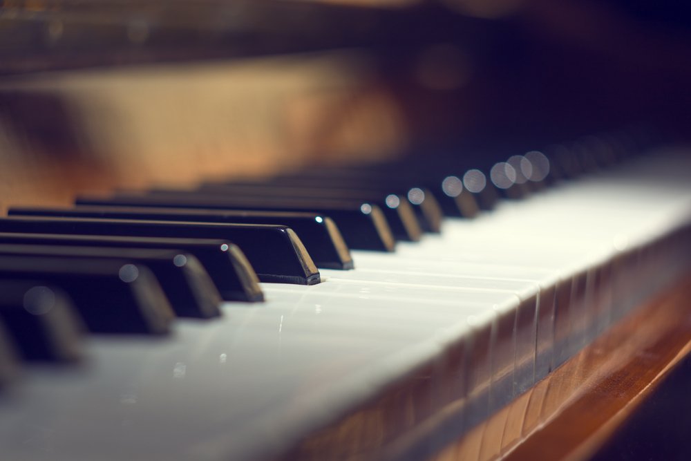 Hintergrund der Klaviertastatur mit selektivem Fokus | Quelle: Shutterstock