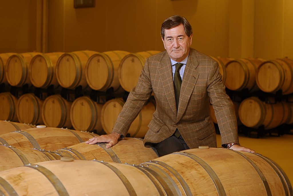 Retrato del empresario español Alfonso Cortina en la bodega vinícola Vallegarcia. | Foto de Guillermo Pascual vía Getty Images