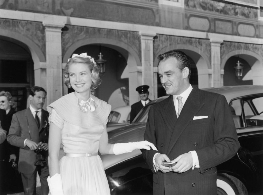 Grace Kelly et le Prince Rainier de Monaco juste avant leur union le 18 avril 1956. l Source : Getty Images