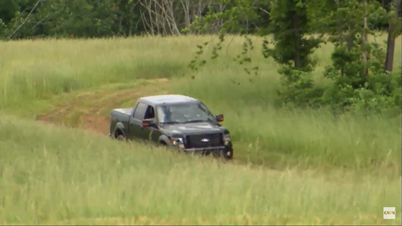 Carrie Underwood and Mike Fisher driving around their empty land on May 21, 2012, in Nashville, Tennessee. | Source: YouTube/OWN| Source: YouTube/OWN