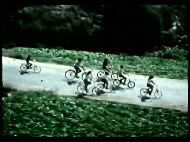 Los chicos Verano Azul rodando en sus bicicletas. │Foto: YouTube / MisterioJuvenilTV
