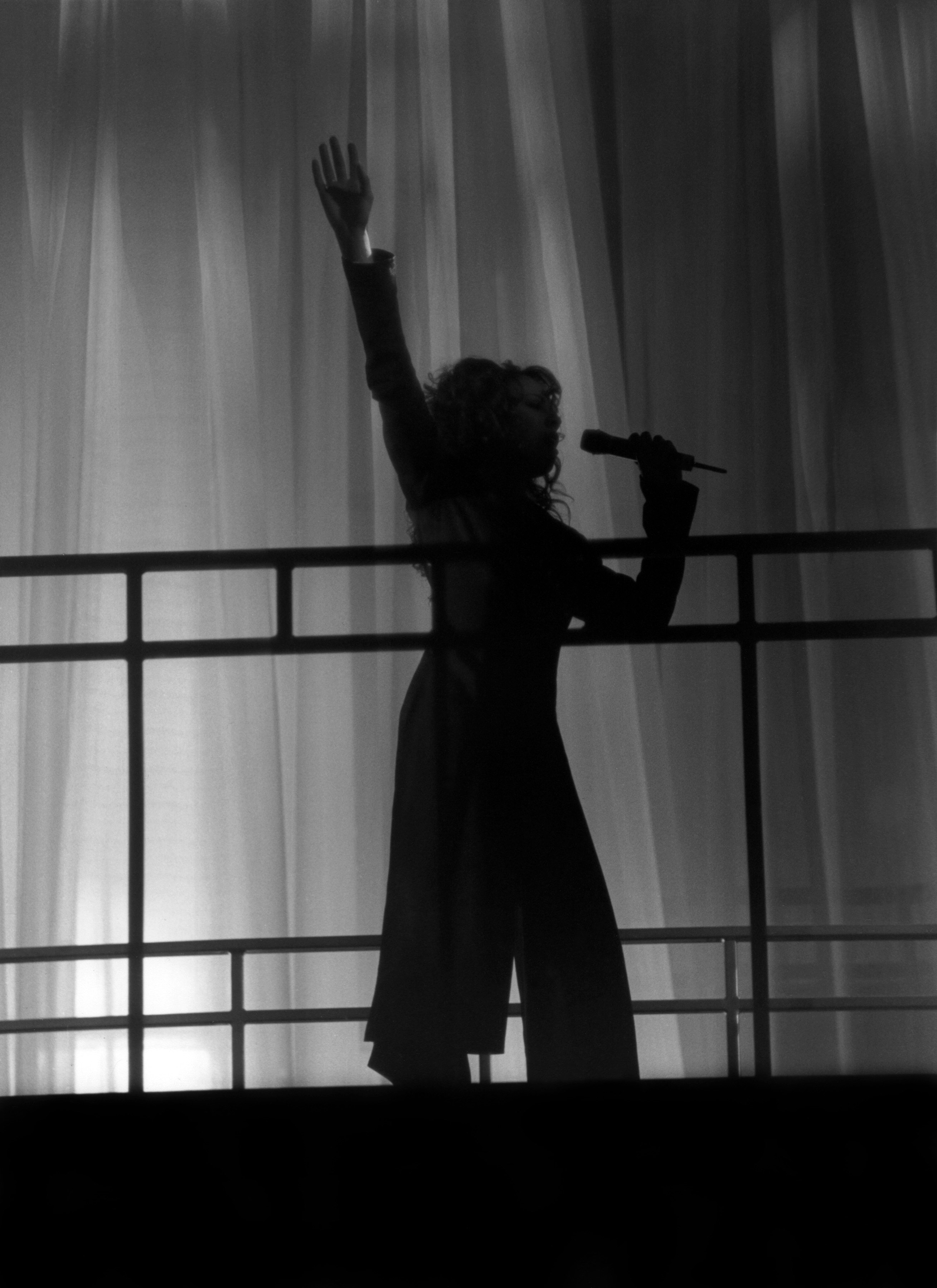 The singer performs in Rosemont, Illinois, in November 1996 | Source: Getty Images