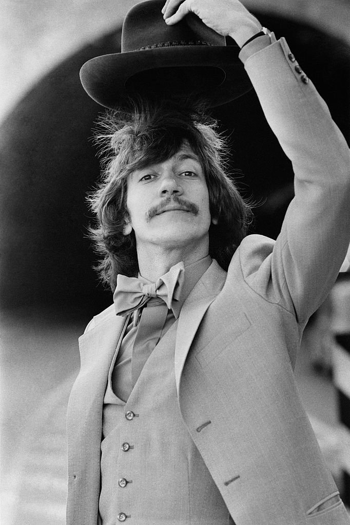 Le chanteur français Antoine (Pierre Antoine Muraccioli) soulevant un chapeau au-dessus de sa tête, 1971 | Photo : Getty Images