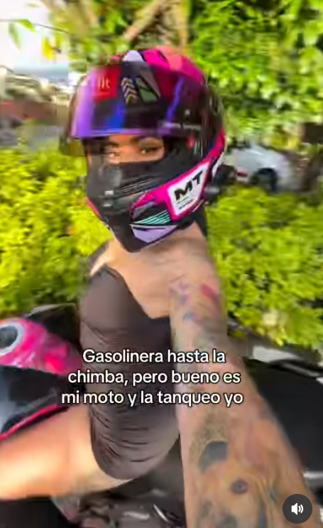 Karen Ramírez takes a selfie while seated on her motorcycle, as seen from a post dated November 26, 2025. | Source: Instagram/sofia_quiroz10