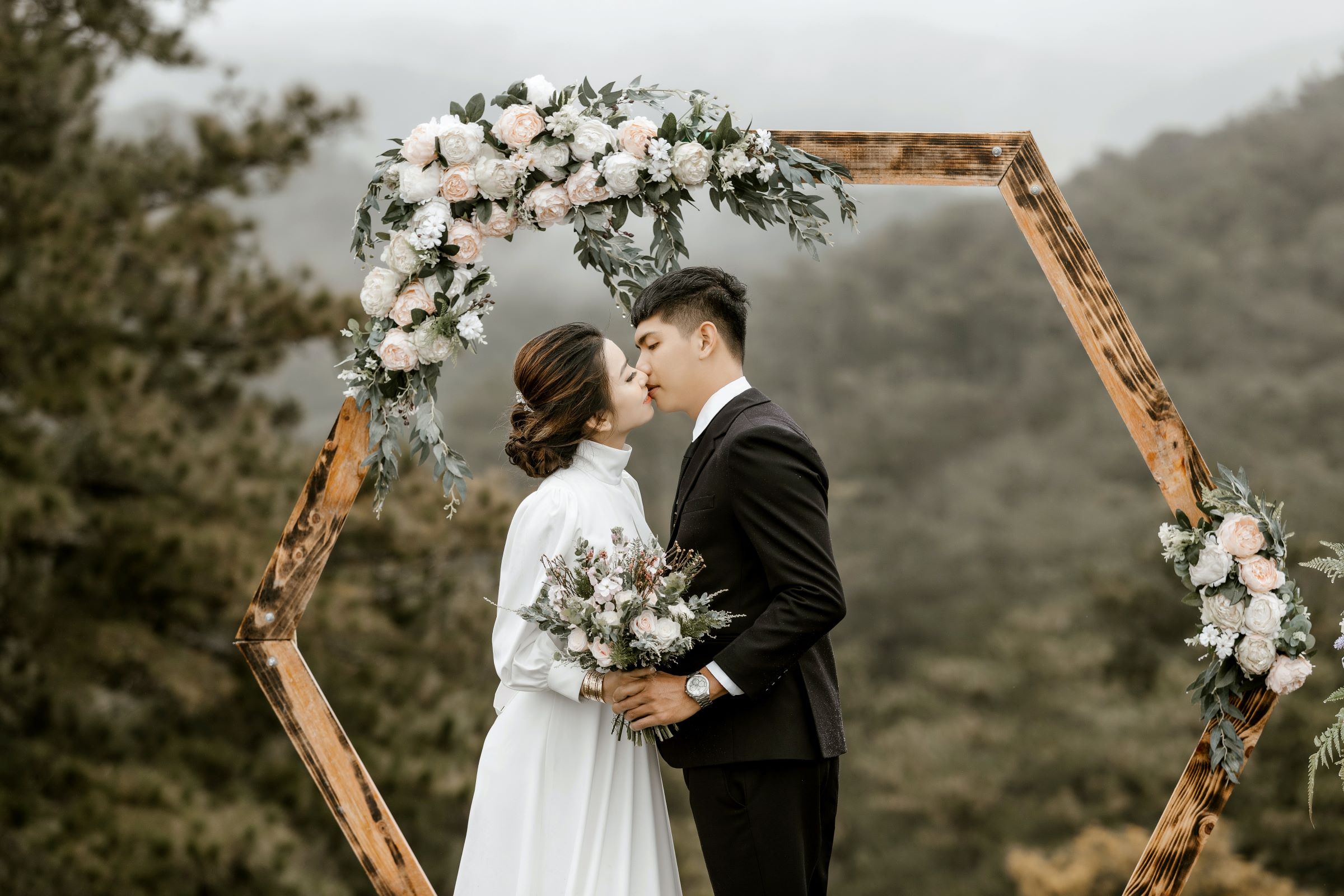 A groom and bride kissing. | Source: Pexels