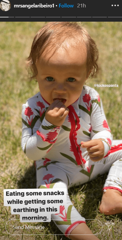 A picture of Angela Ribeiro's daughter, Ava, sitting on grass on Angela's Instagram story. | Photo: Instagram/mrsangelaribeiro1