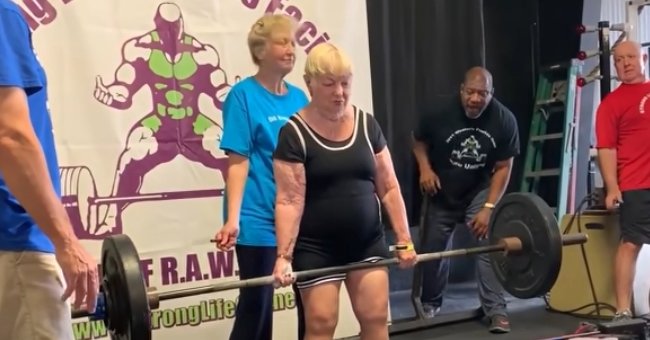 Woman who is 100 lifts bars and is honored as a record holder for powerlifting | Photo: Youtube/Guinness World Records