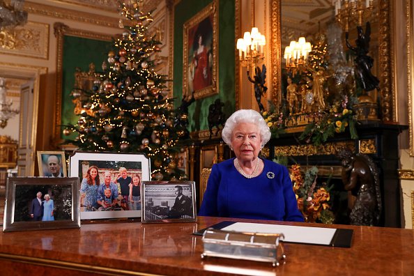 Die Königin nimmt ihre weihnachtliche Botschaft im Buckingham Palast auf | Quelle: Getty Images