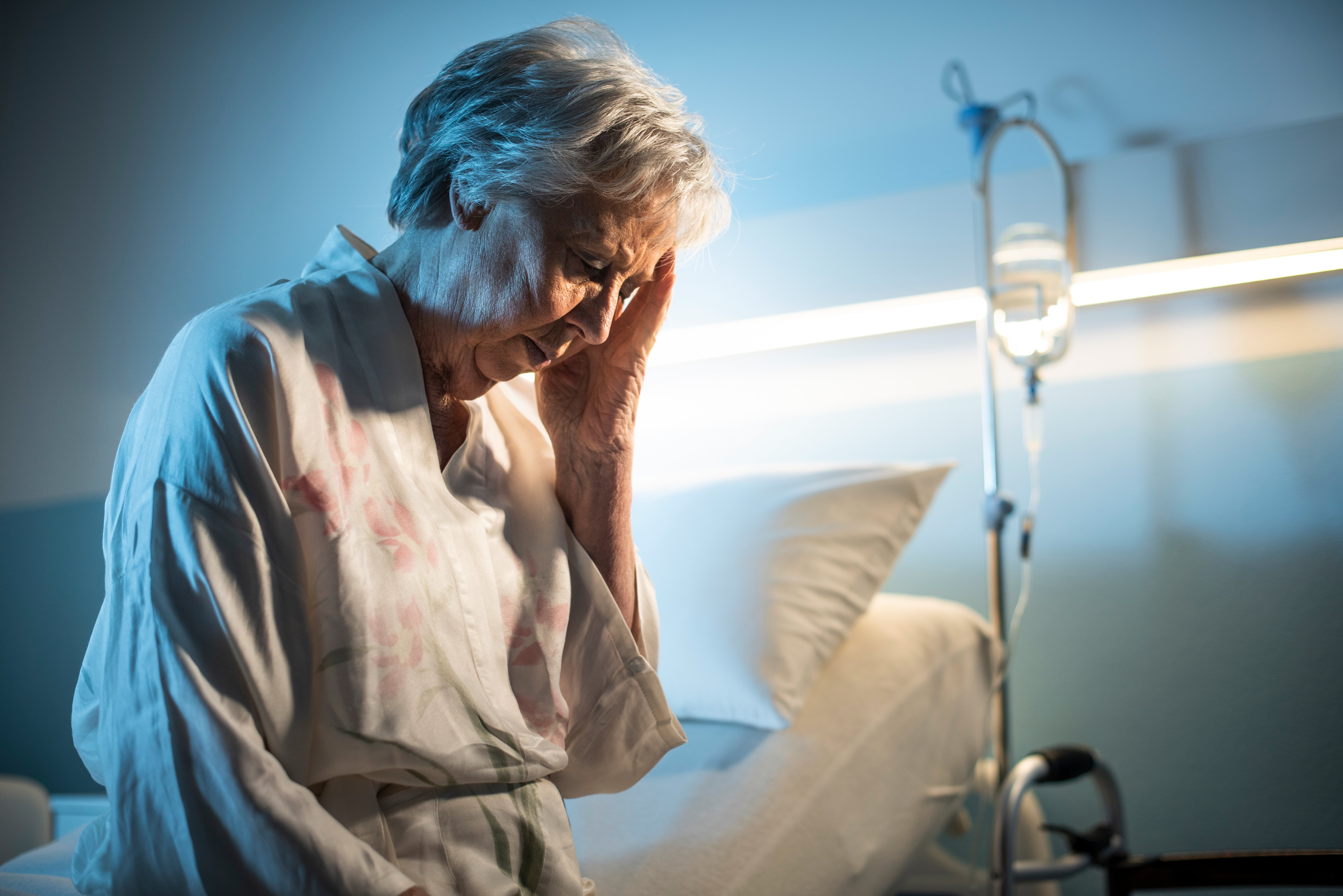 Mujer mayor en cama de hospital. | Foto: Shutterstock