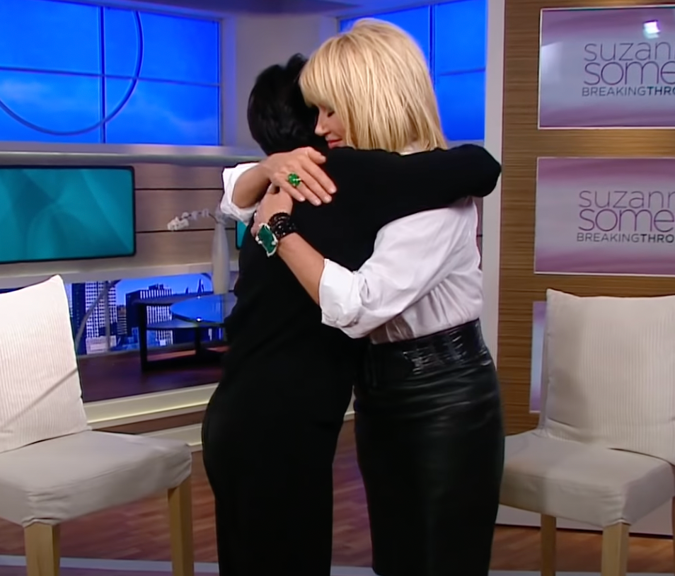 Joyce DeWitt and Suzanne Somers wrap up their conversation in an embrace on "Suzanne Somers: Breaking Through" on February 2, 2012 | Source: YouTube/CafeMomsStudio