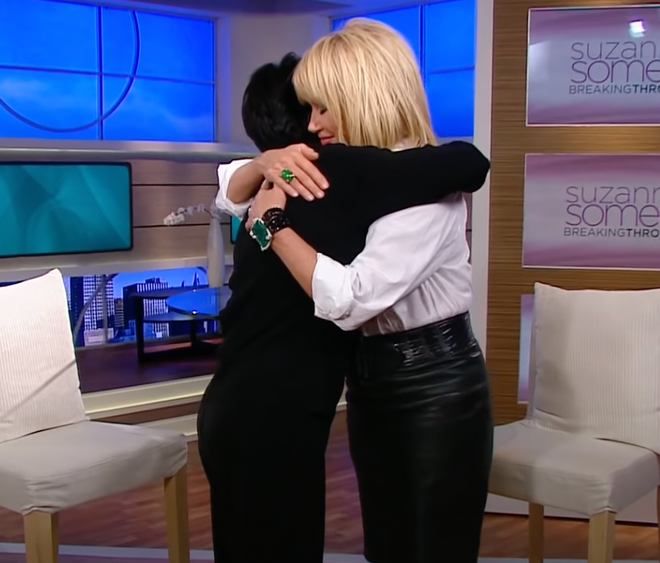 Joyce DeWitt and Suzanne Somers wrap up their conversation in an embrace on "Suzanne Somers: Breaking Through" on February 2, 2012 | Source: YouTube/@CafeMomsStudio