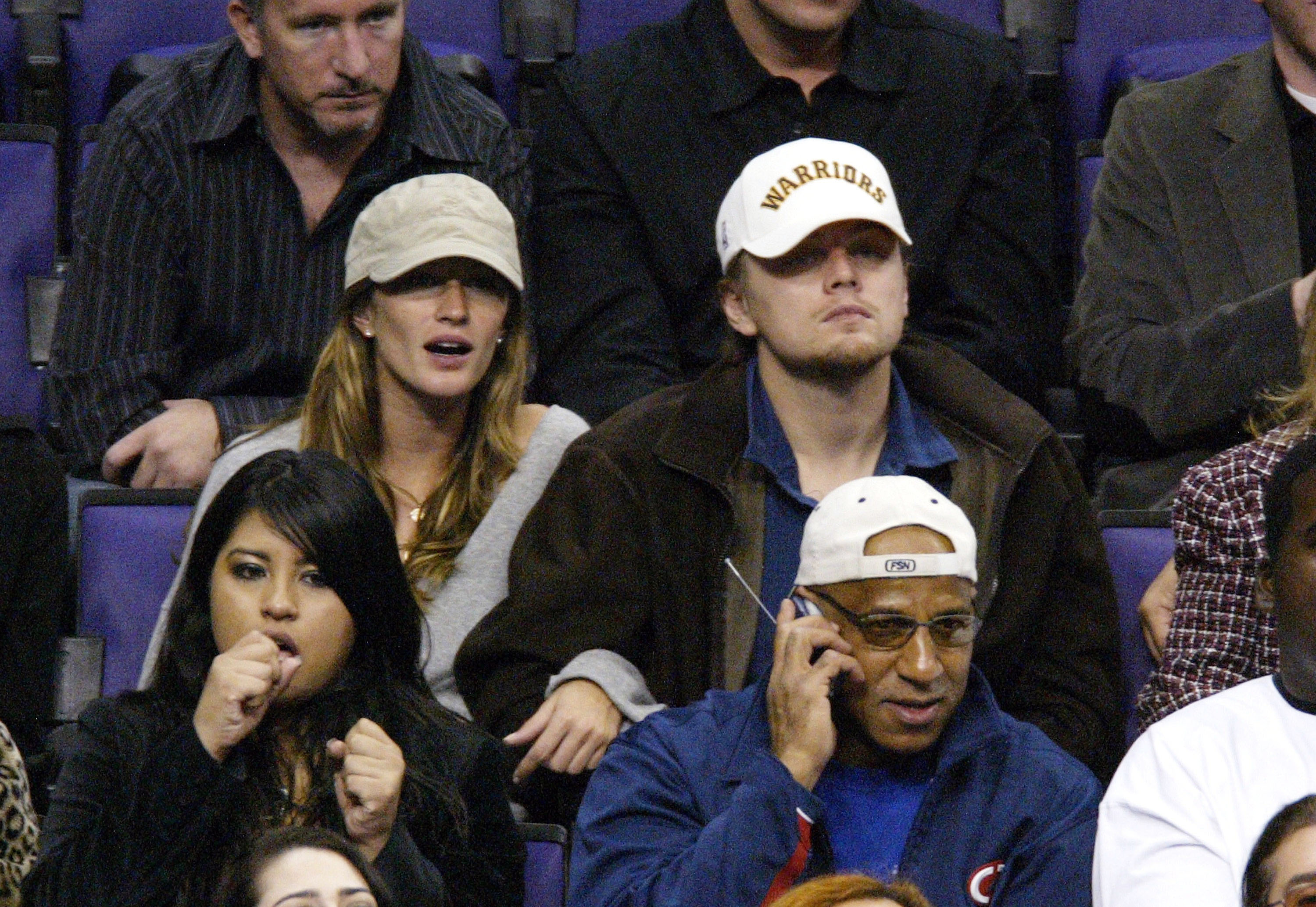 Gisele Bündchen and her boyfriend Leonardo DiCaprio at a Los Angeles Lakers and the San Antonio Spurs game at the Staples Center on November 5, 2004, in Los Angeles, California | Source: Getty Images