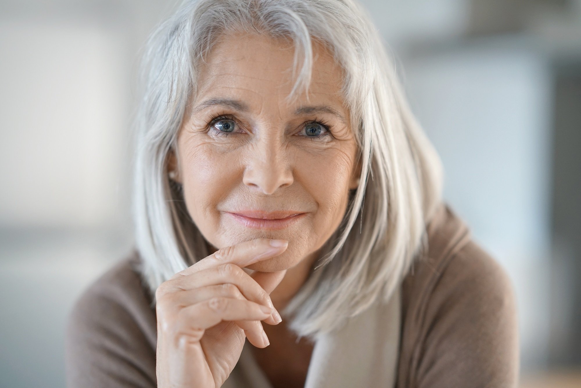 Mujer mayor con cabellera suelta y saludable. | Foto: Shutterstock