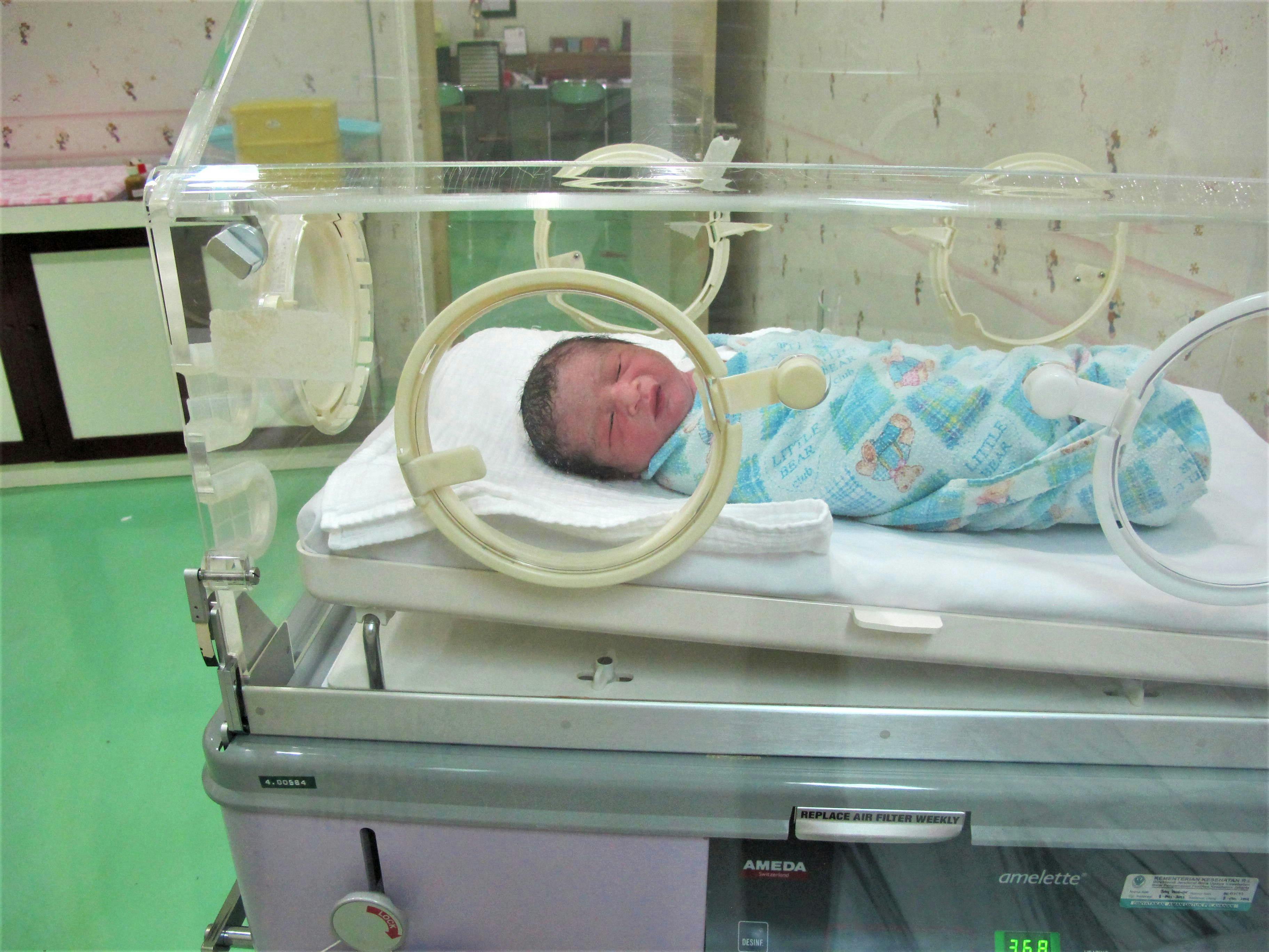 A newborn baby in an incubator | Source: Pexels