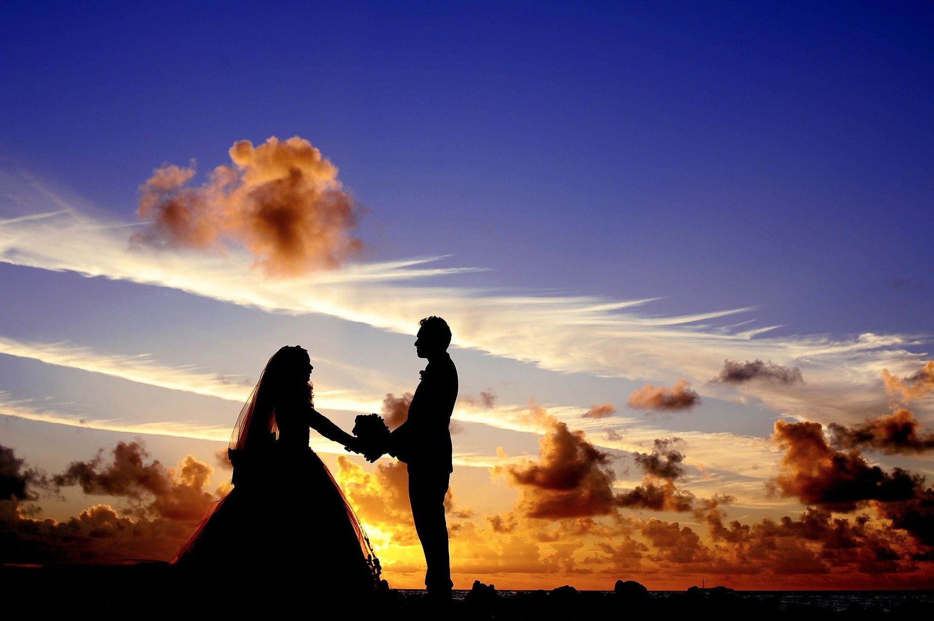 A couple getting married against the sunset. | Source: Pixabay.