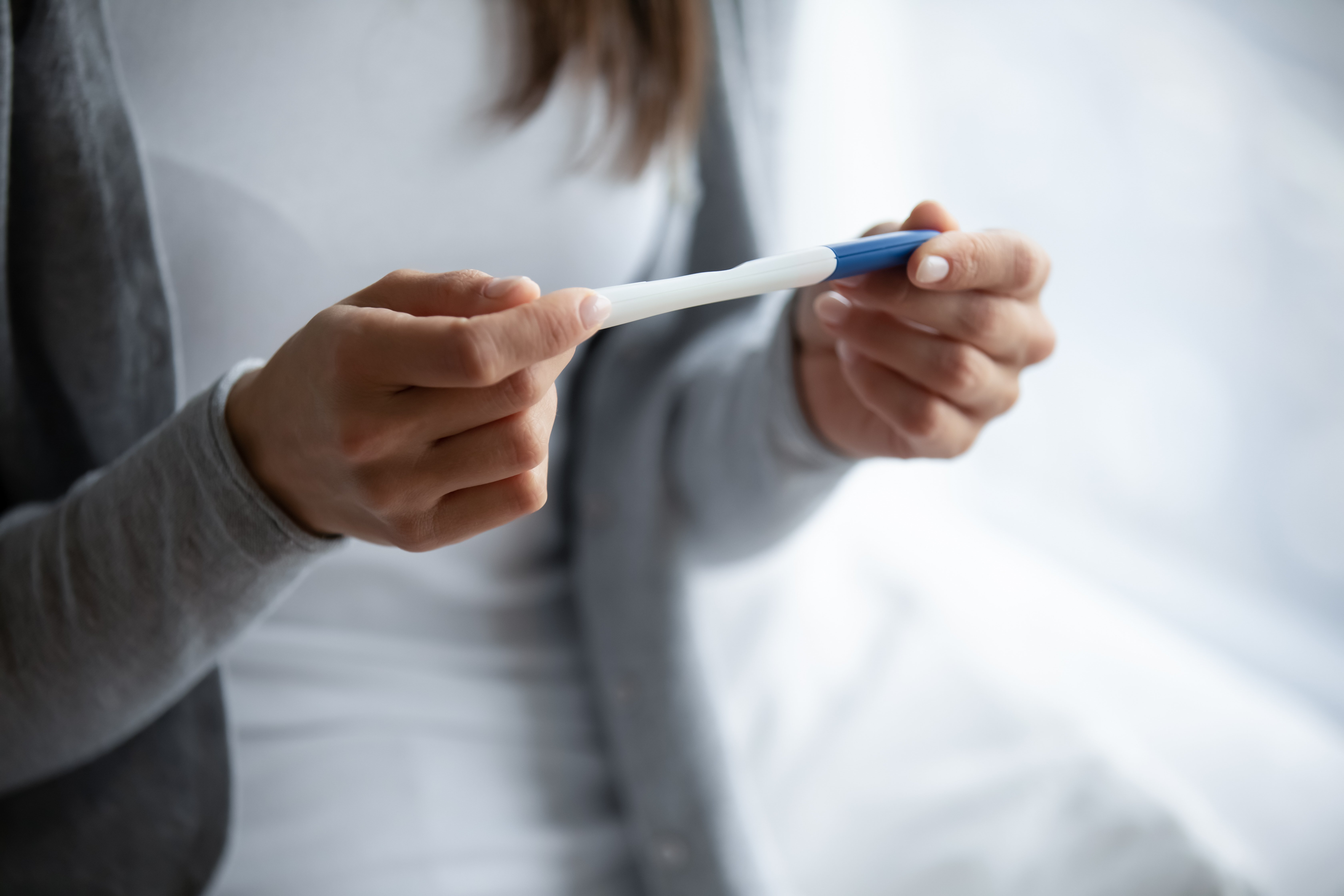 Mujer viendo prueba de embarazo. | Foto: Shutterstock